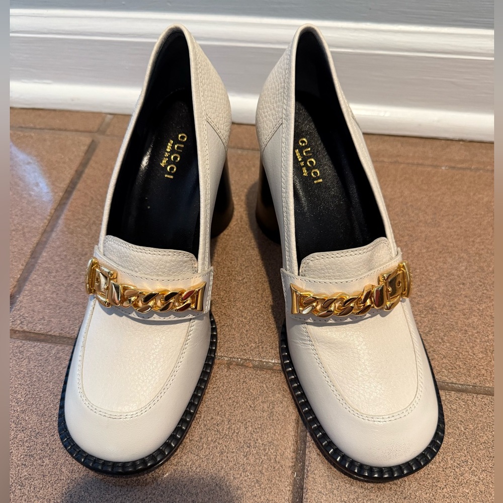 NEW Gucci Pebbled Calfskin Sylvie Chain Mid Heel Loafers mystic white size 36